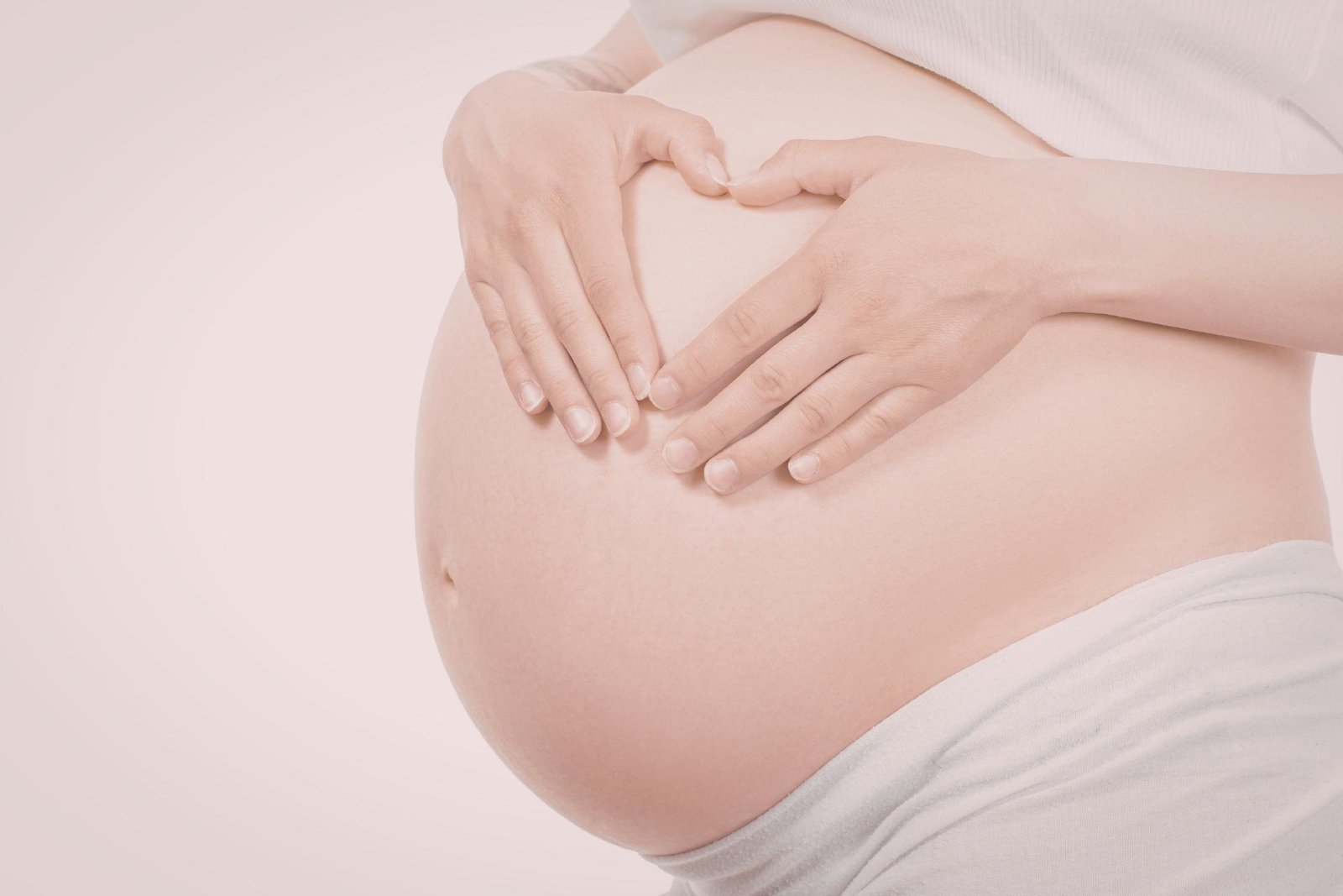 Zwangere buik in zacht licht