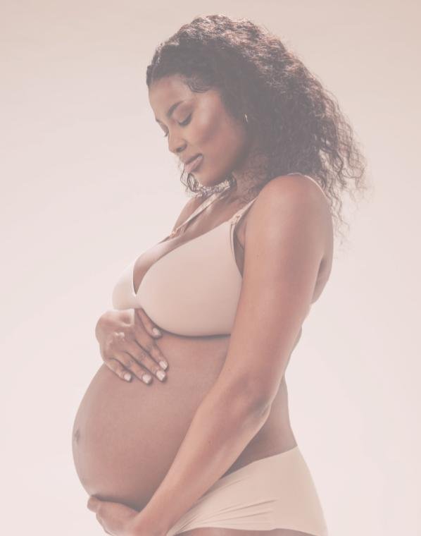 Zwangere vrouw houdt haar buik vast