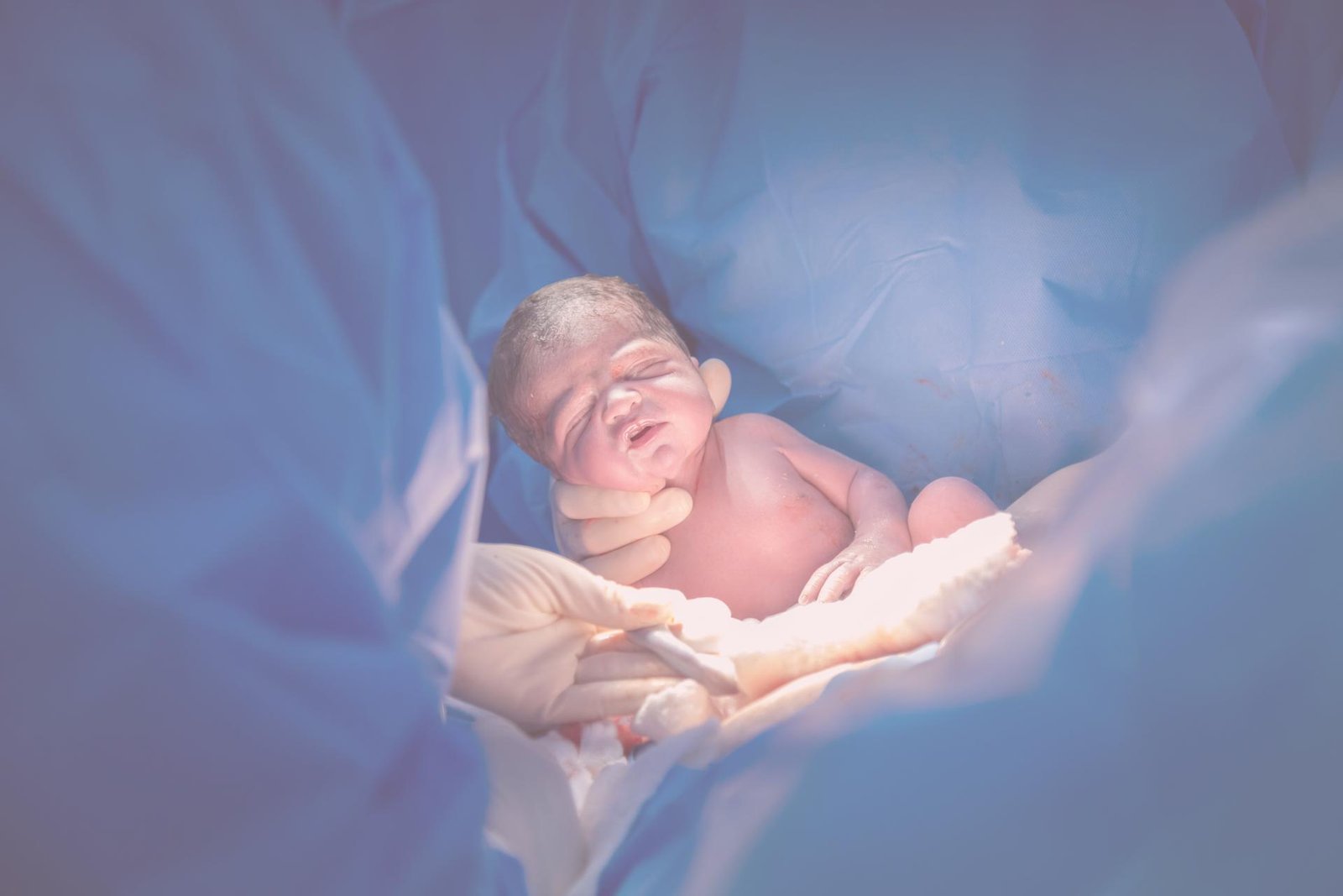 pasgeboren baby na bevalling