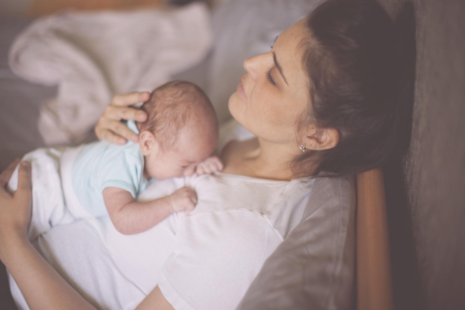 baby wordt vastgehouden door moeder