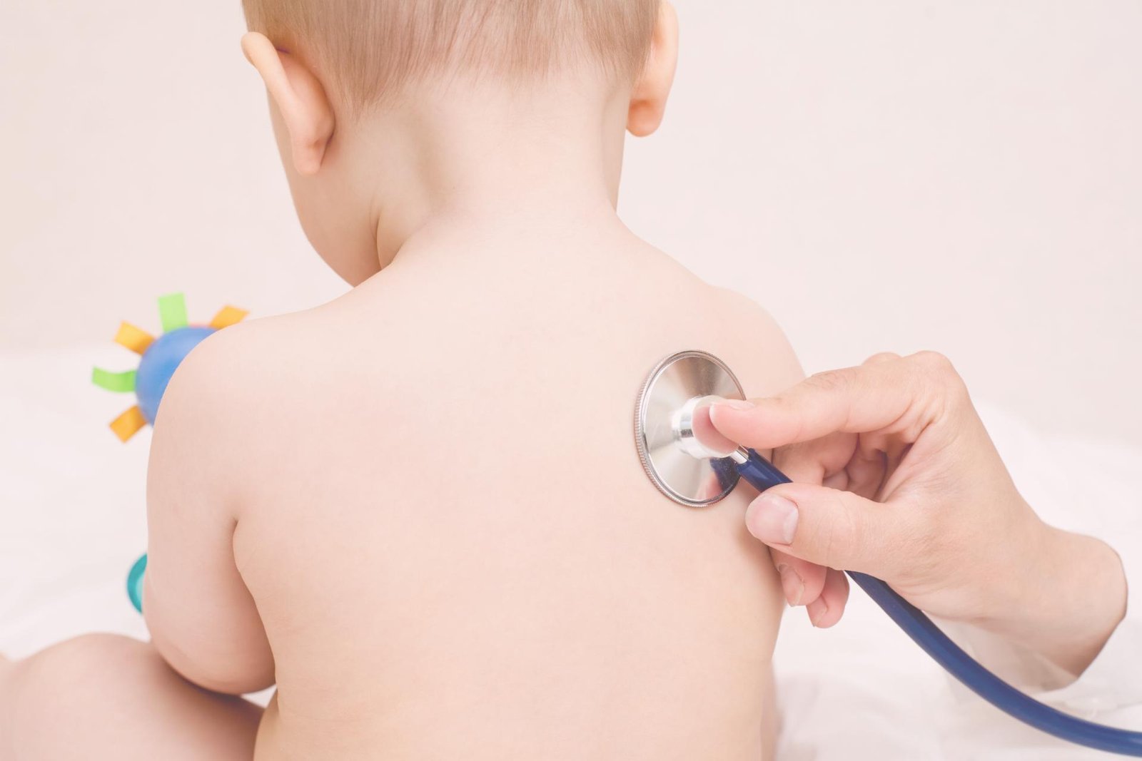Arts onderzoekt baby met stethoscoop tijdens controle