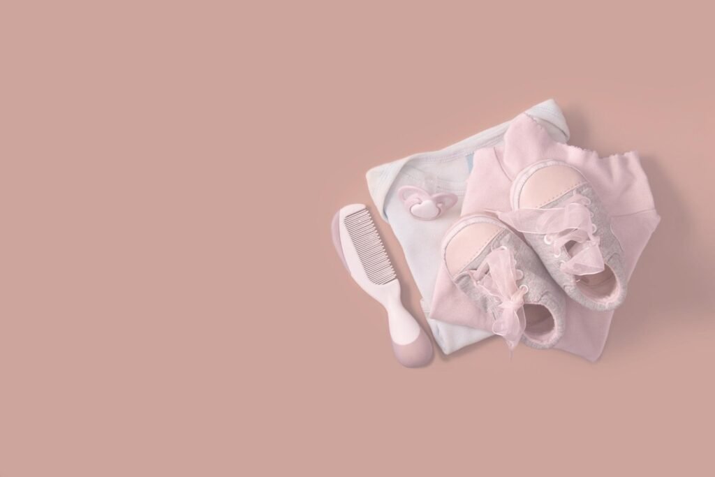 Roze babyschoentjes als zwangerschapsaankondiging
