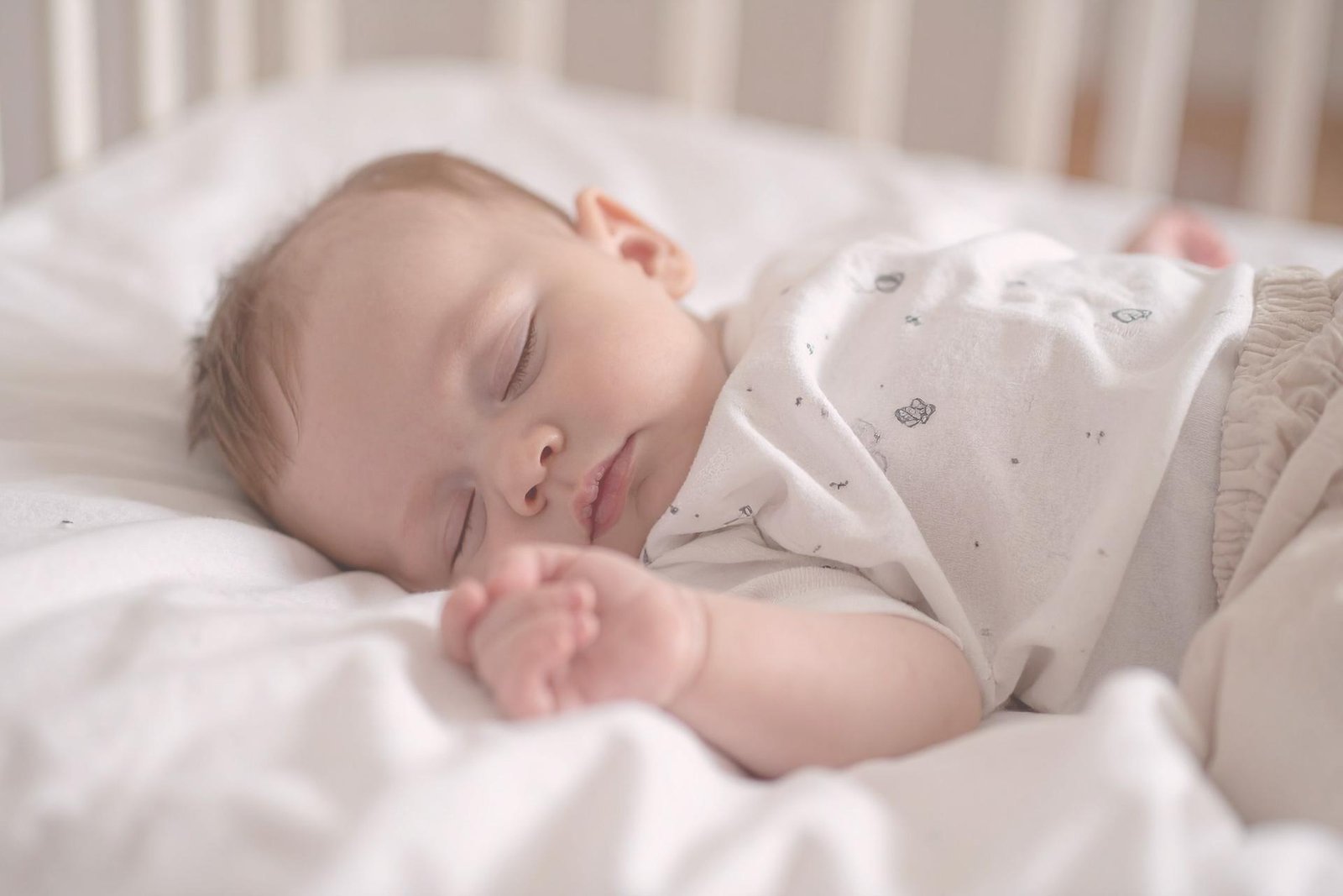 Baby slaapt in bed