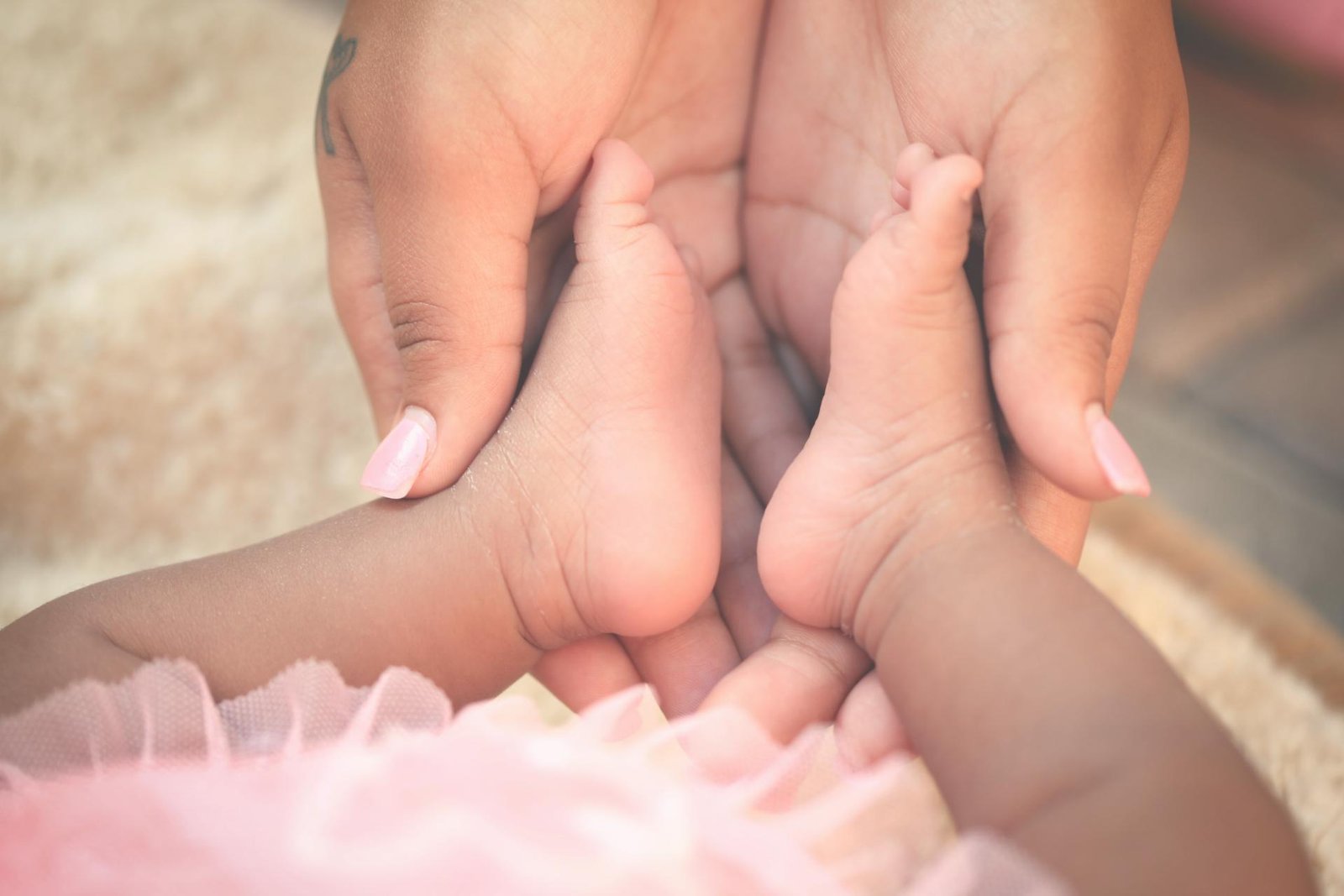 Babyvoetjes in handen van ouder