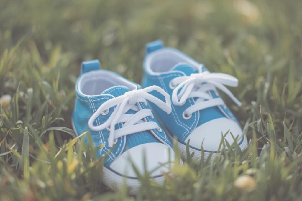 Blauwe babyschoentjes in gras