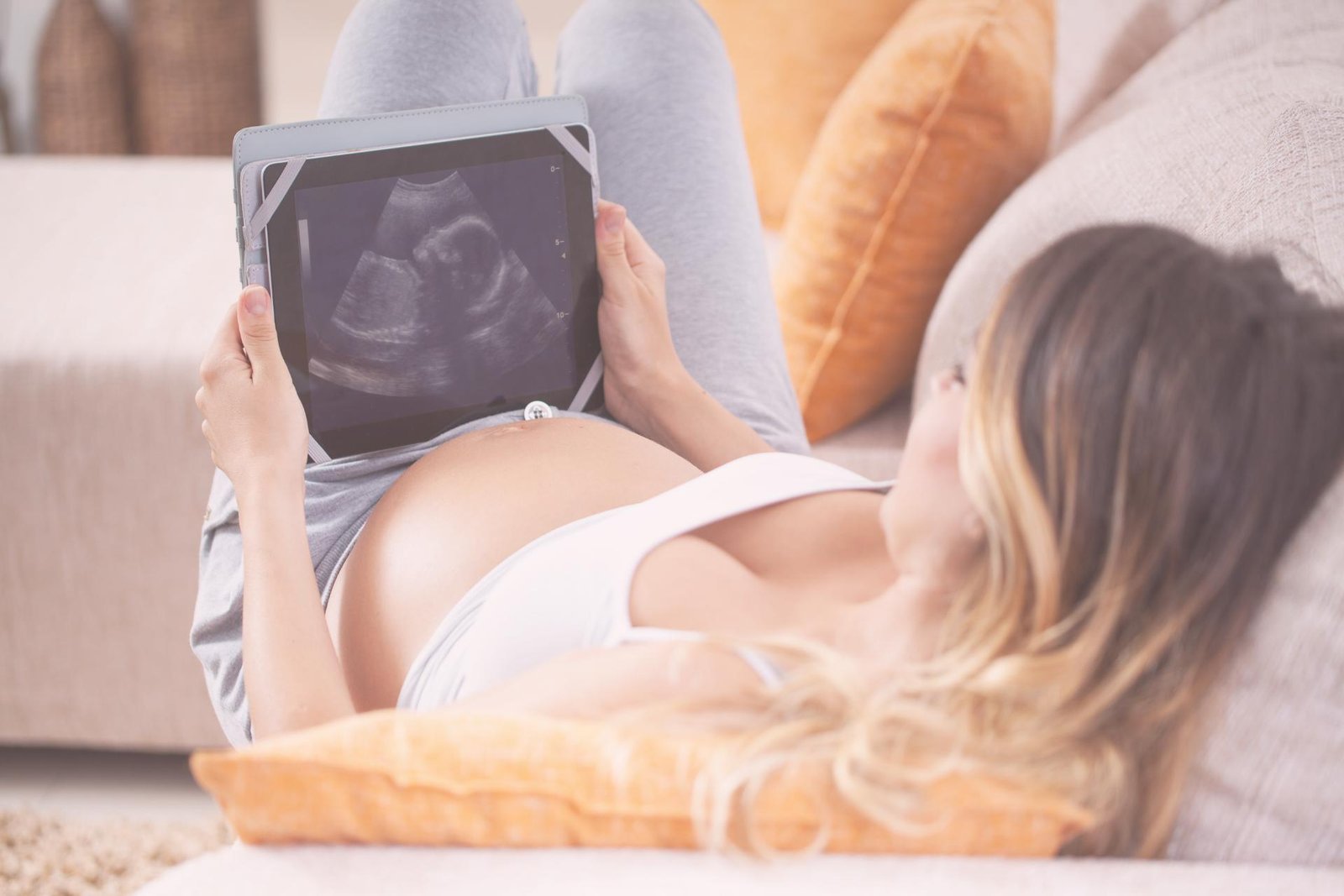 Zwangere vrouw bekijkt echo op tablet
