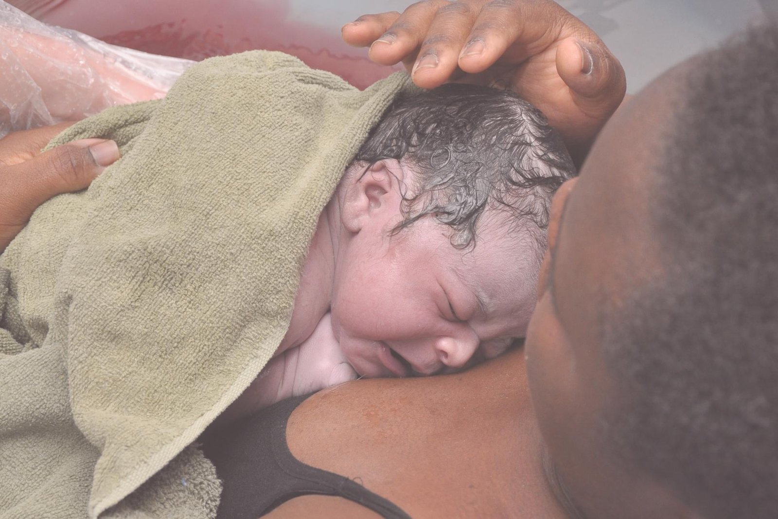 Baby op borst van moeder na bevalling