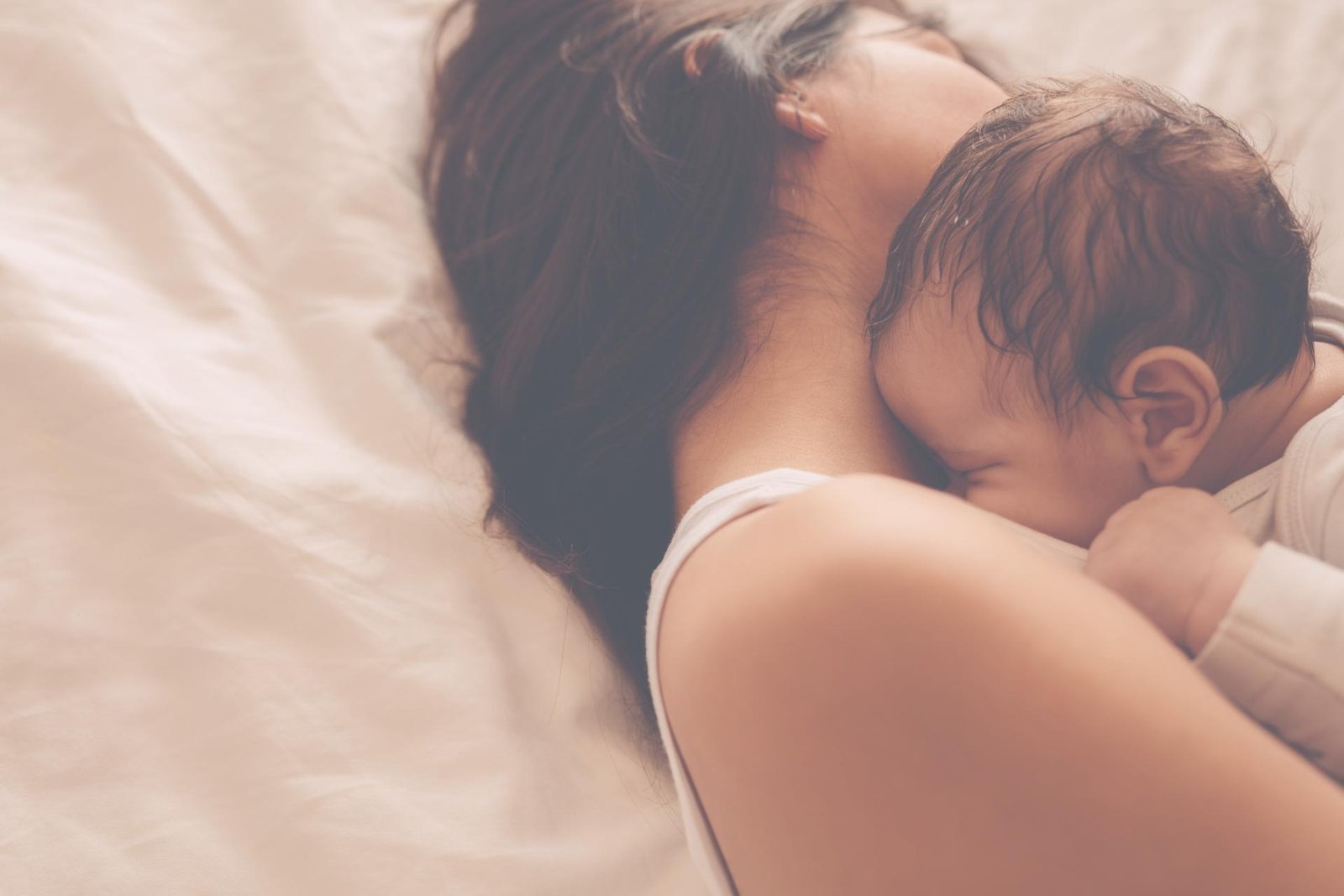 Moeder en baby huid-op-huid