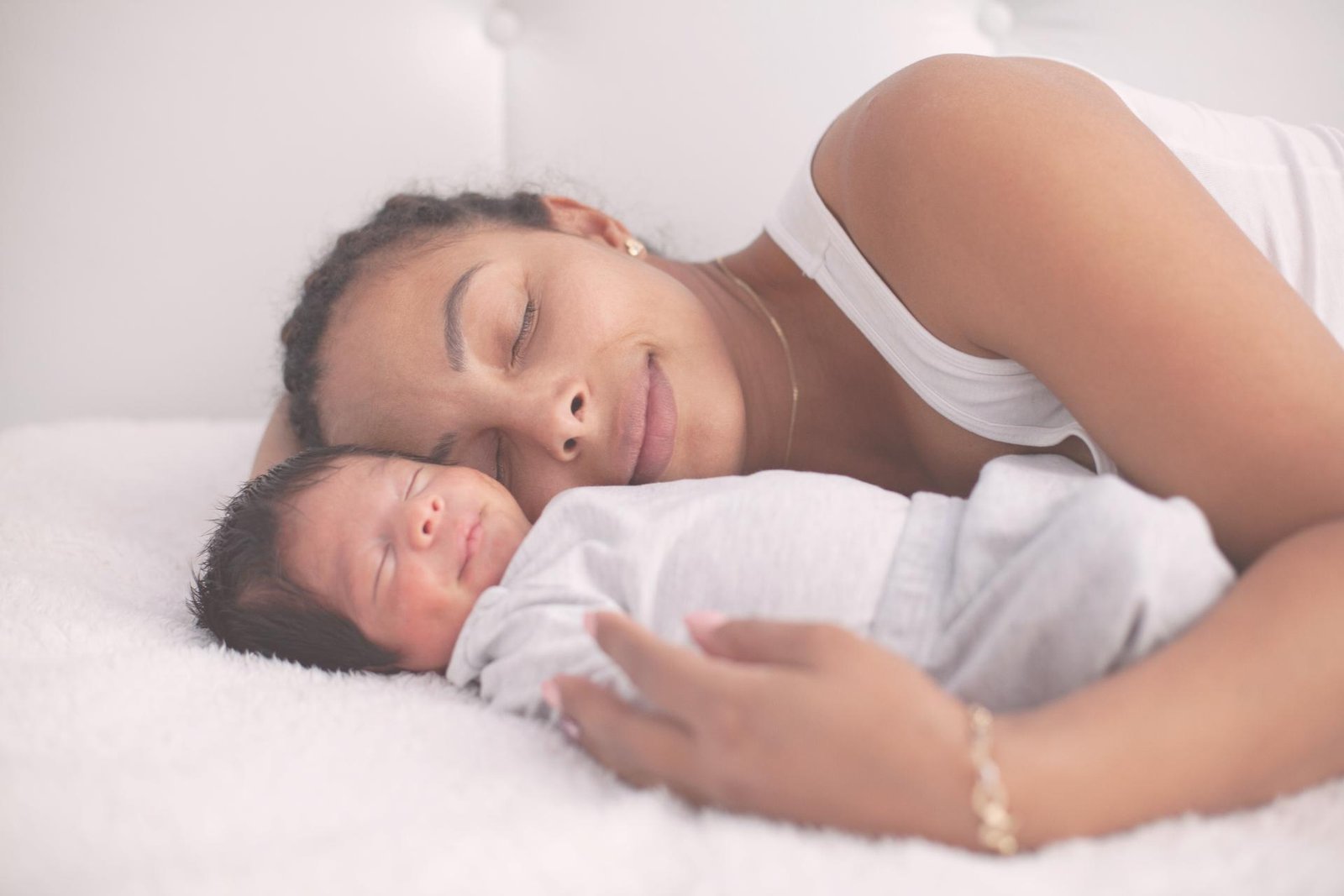 moeder houdt baby huid-op-huid vast