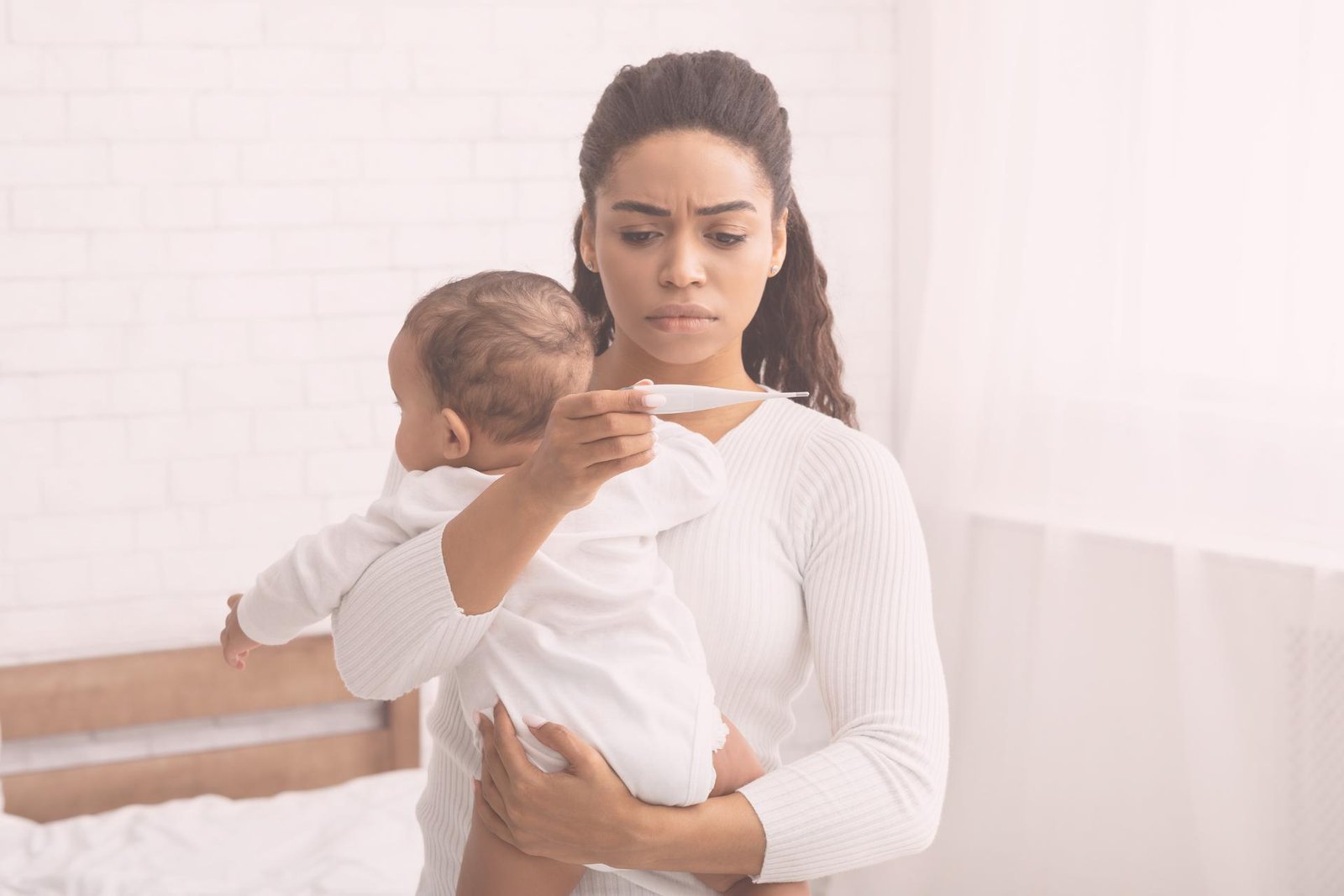 moeder houdt baby rustig vast