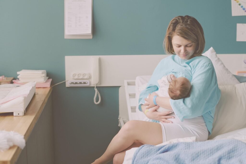 moeder met baby in ziekenhuisbed