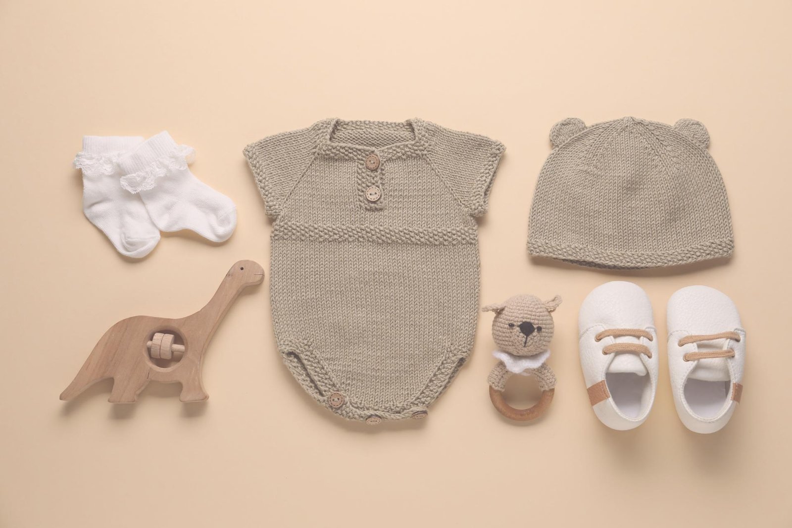 Neutrale babyuitzet met rompertje en accessoires