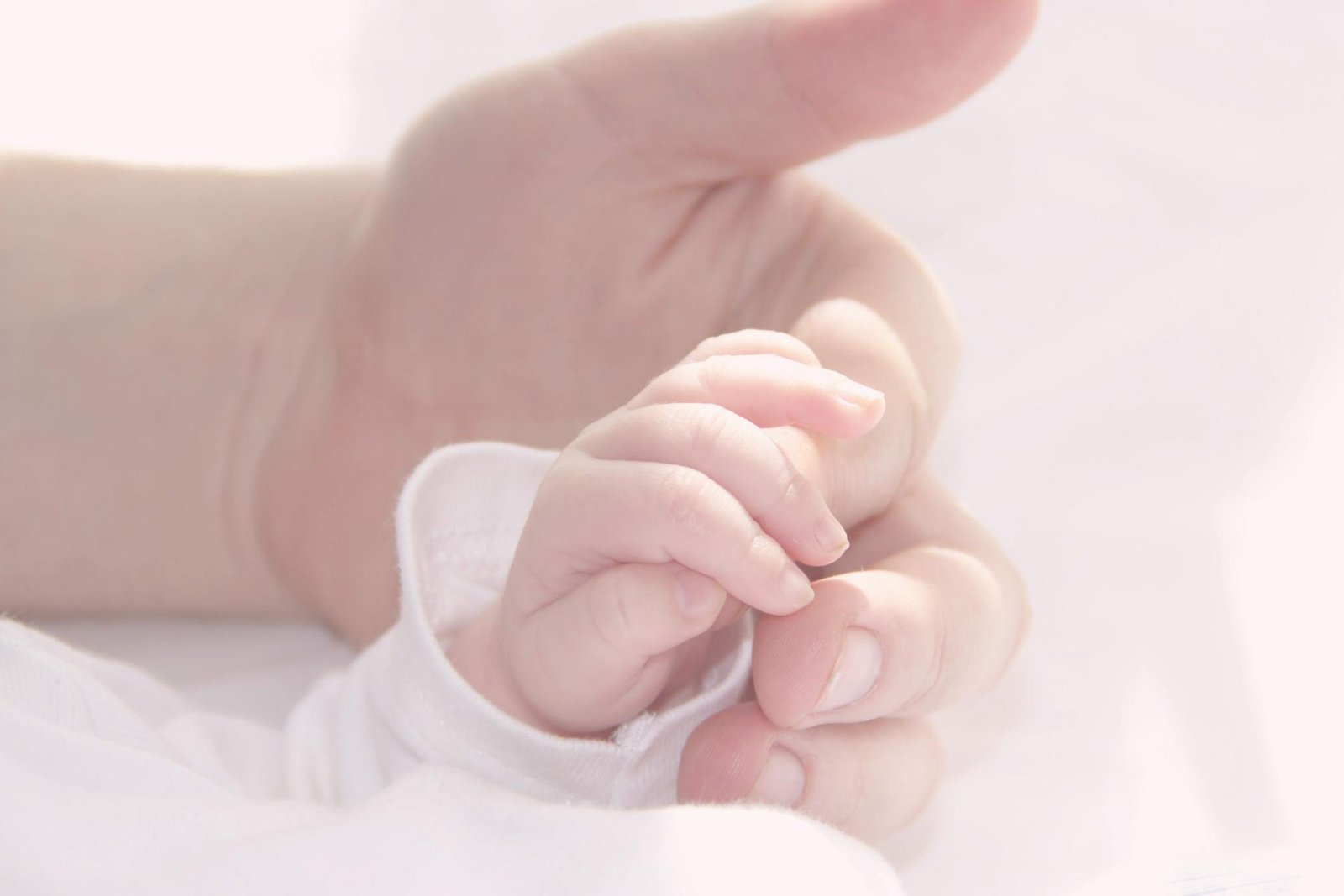 pasgeboren baby handje