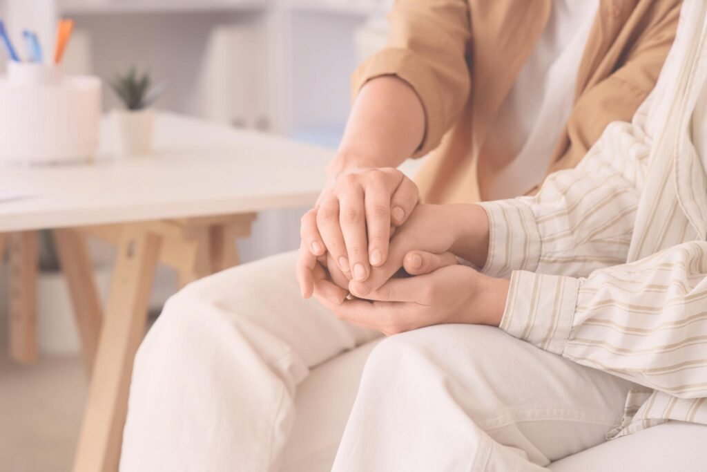 Zwangere vrouw bij verloskundige controle