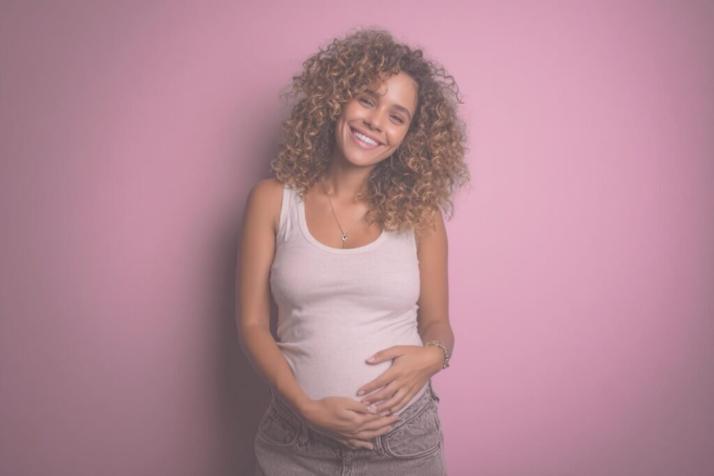 Zwangere vrouw met zichtbare babybuik in studio