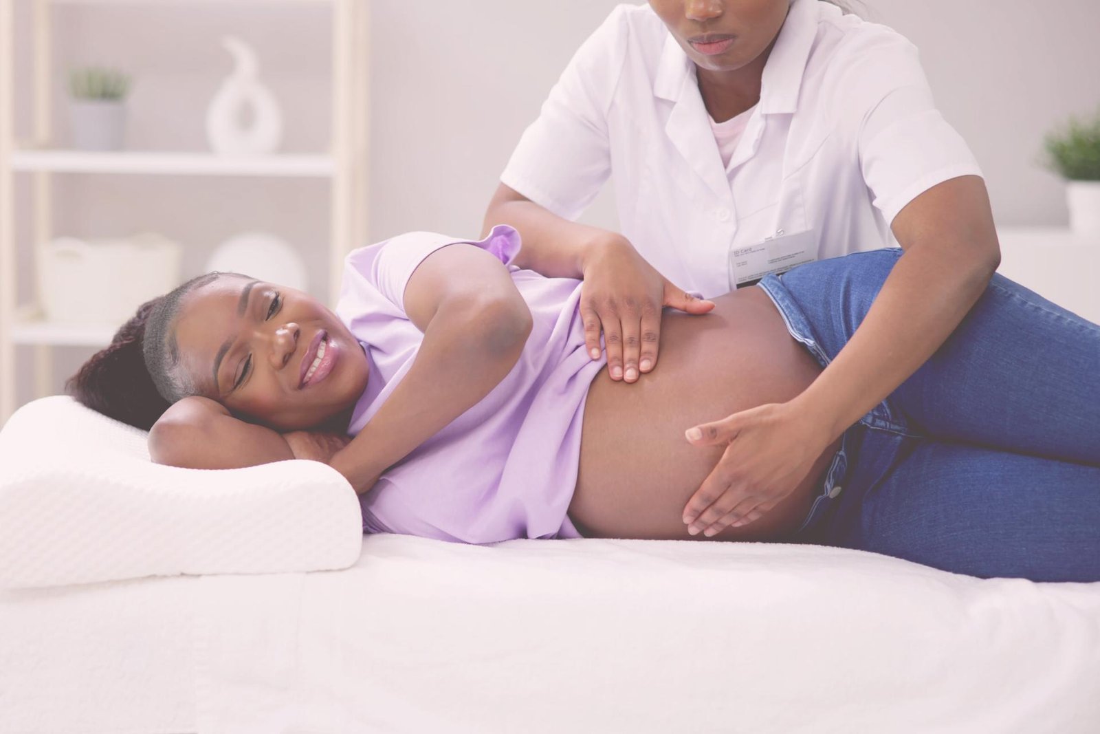 Zwangere vrouw krijgt massage