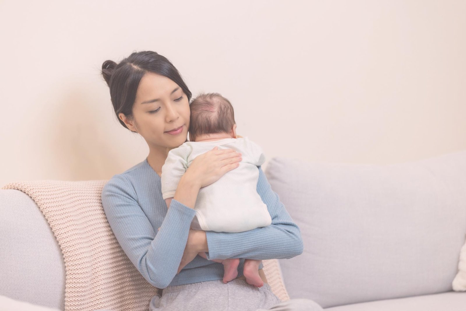 Baby spuugt melk op schouder van ouder door reflux